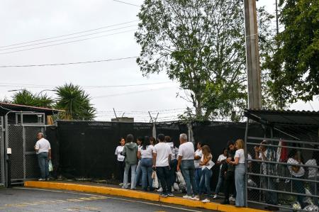 Familiares aguardando notícias de detentos em Rodeo I, próximo a Caracas, na Venezuela