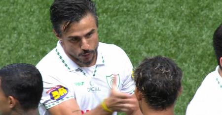 Willian Bigode e Gustavo Scarpa se cumprimentam antes de Atlético x América, pelo Mineiro 2026