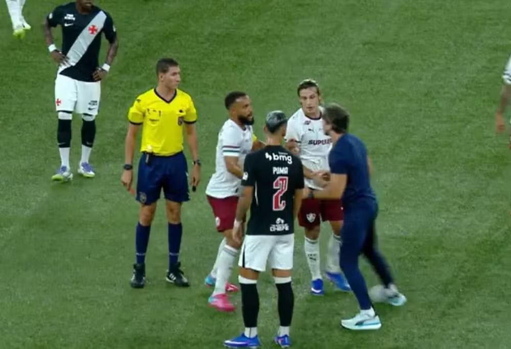 Vasco x Fluminense: Zubeldía é expulso após reclamação e invade o campo para tirar satisfação