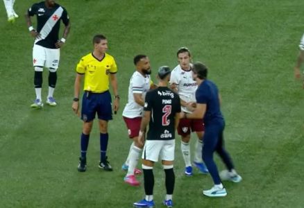 Zubeldía invade o campo após ser expulso no clássico contra o Vasco