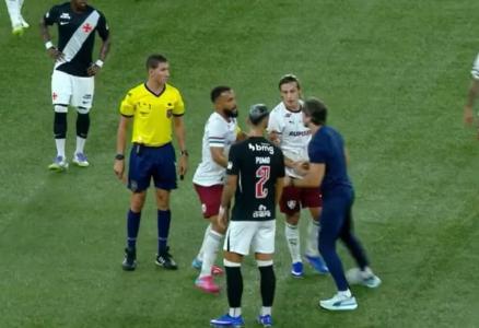 Zubeldía invade o campo após ser expulso no clássico contra o Vasco