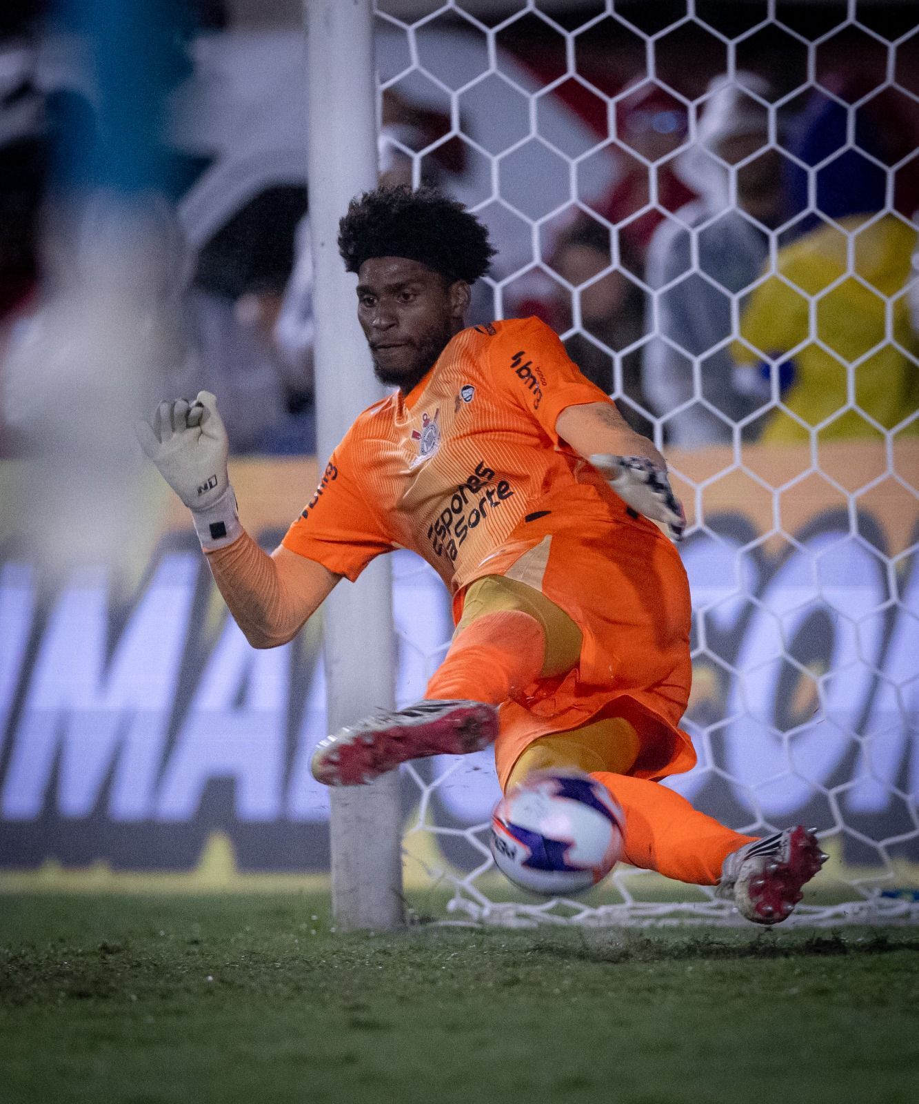 Hugo Souza, do Corinthians, sofre ofensas racistas após classificação contra Portuguesa