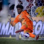 Hugo Souza, do Corinthians, sofre ofensas racistas após classificação contra Portuguesa