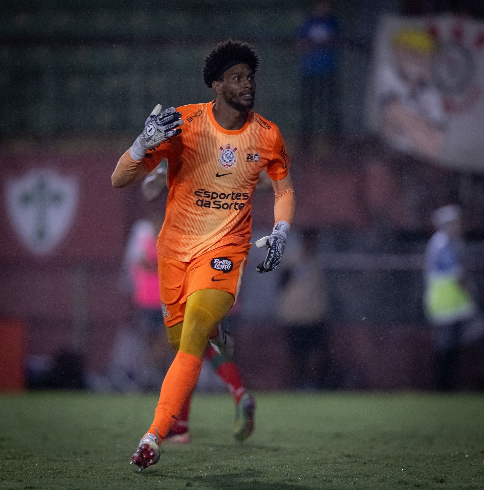 Portuguesa se manifesta sobre ofensas racistas a Hugo Souza, do Corinthians