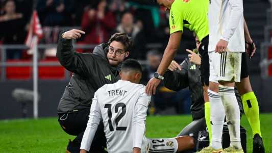 Trent Alexander-Arnold, lateral-direito do Real Madrid, recebe atendimento médico