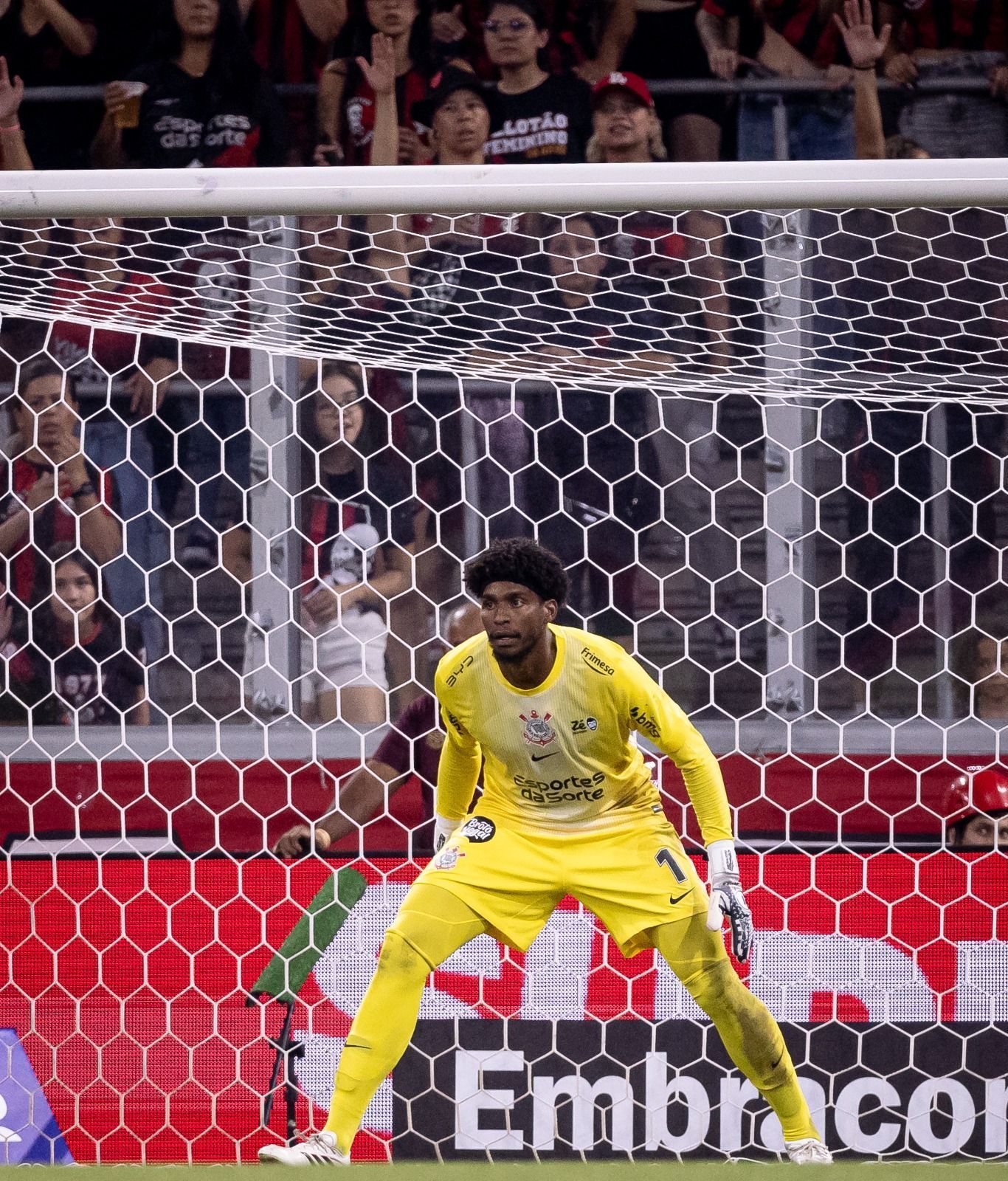 Hugo Souza, do Corinthians, se posiciona após sofrer ataque racista: 'É crime'