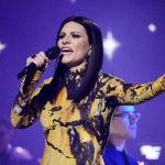 Laura Pausini chora ao falar de novo desafio e se posiciona sobre haters nas redes