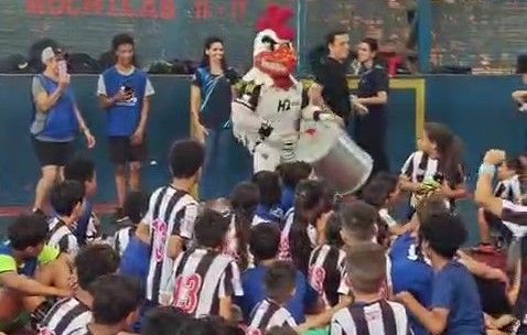 Instituto Galo faz ação com crianças em ONG de Foz do Iguaçu antes de final da 'Sula'