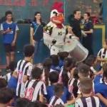 Instituto Galo faz ação com crianças em ONG de Foz do Iguaçu antes de final da 'Sula'