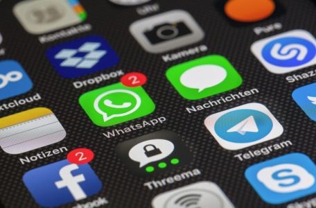 Nas redes sociais muitos internautas têm postado imagens e comentários ironizando a mudança.