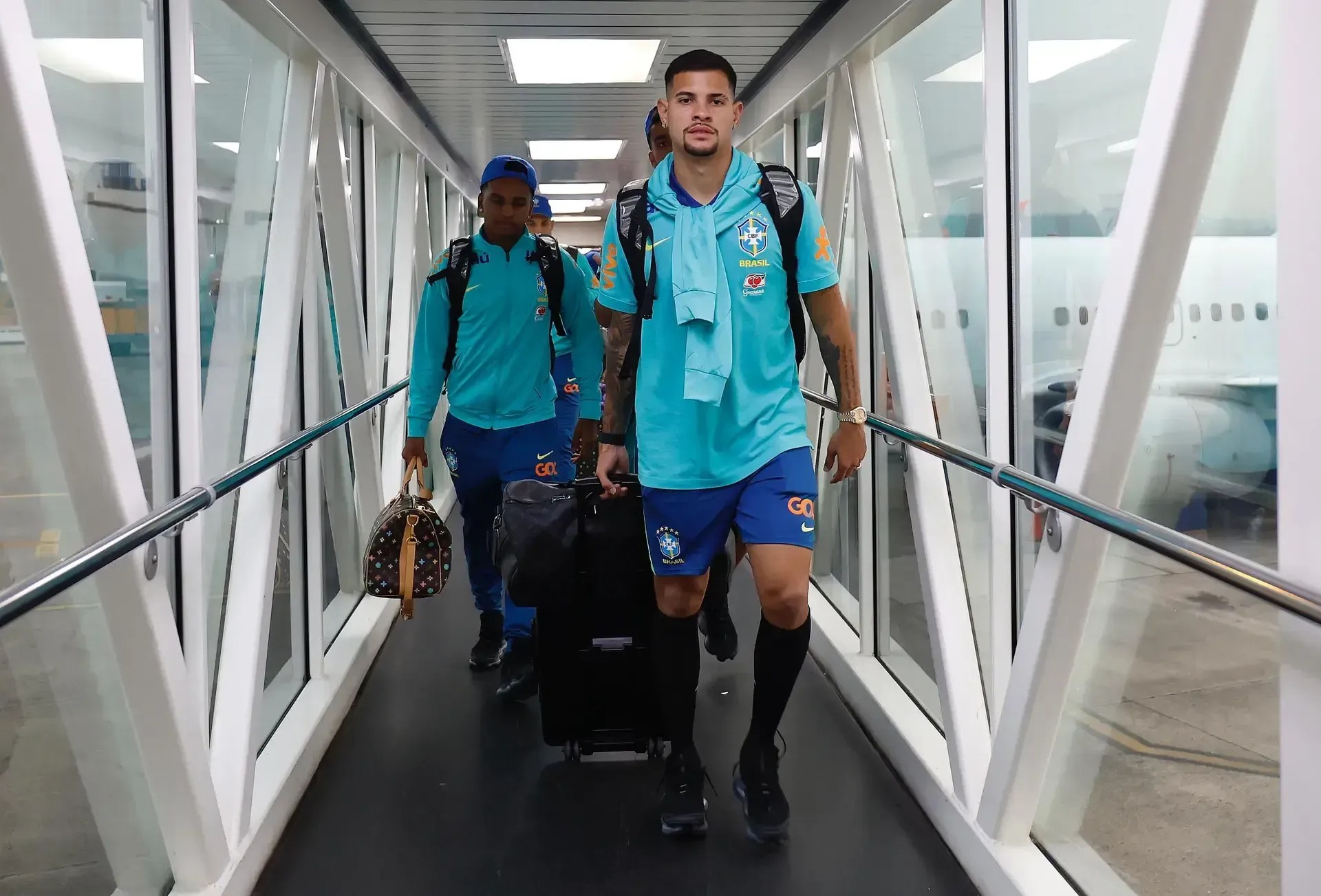 Com Arana e William, Seleção desembarca em Assunção para enfrentar o Paraguai