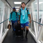 Com Arana e William, Seleção desembarca em Assunção para enfrentar o Paraguai