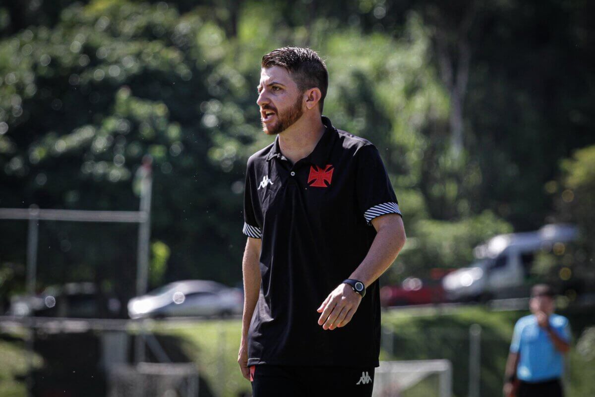 William Batista tem nova chance na equipe profissional do Vasco em estreia no Carioca