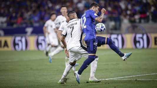 William divide bola com Victor Sá em Cruzeiro x Botafogo, no Mineirão