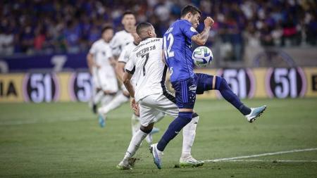 William divide bola com Victor Sá em Cruzeiro x Botafogo, no Mineirão
