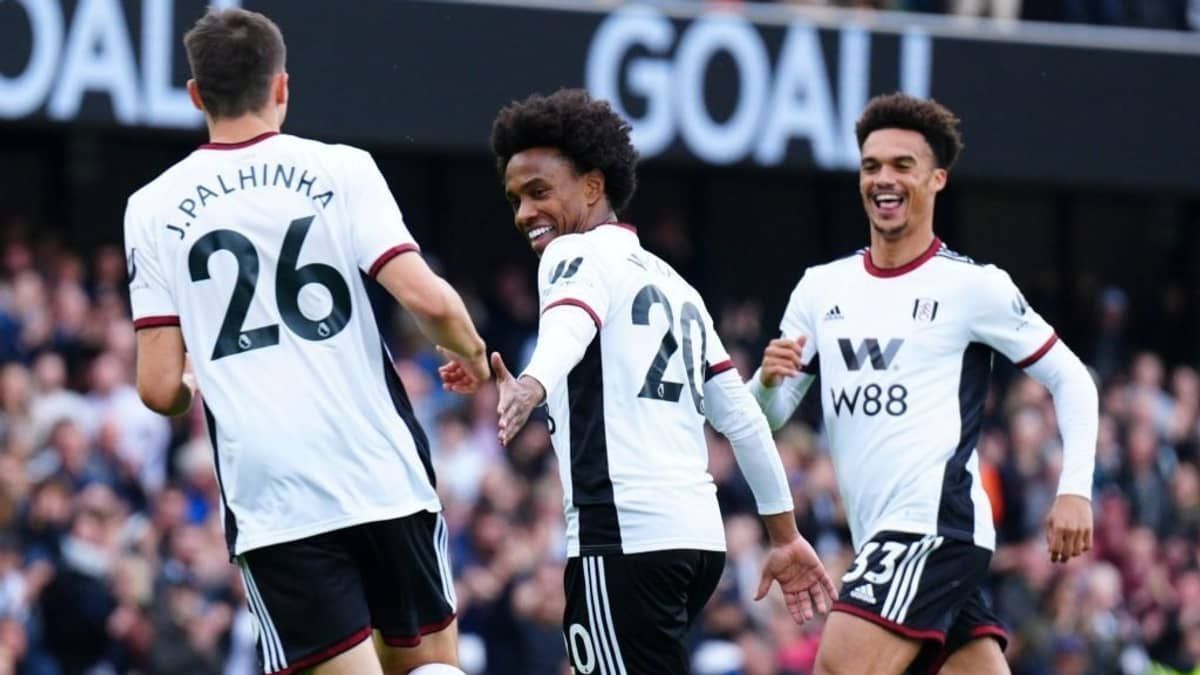 Willian marca duas vezes e Fulham goleia Leicester pelo Inglês