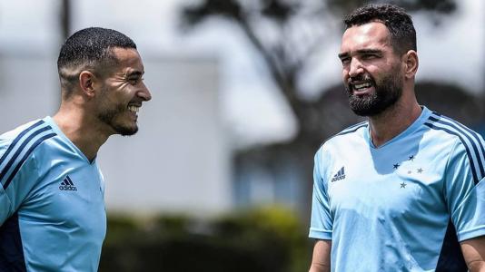 William e Gilberto conversam durante treino do Cruzeiro na Toca da Raposa