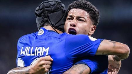 William e Machado comemoram gol do Cruzeiro na vitória sobre o Bahia, no Mineirão