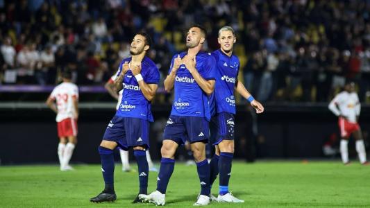 William, Gilberto e Mateus Vital comemoram gol do Cruzeiro sobre o RB Bragantino