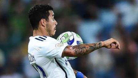 William, lateral-direito do Cruzeiro, em ação contra o Cuiabá