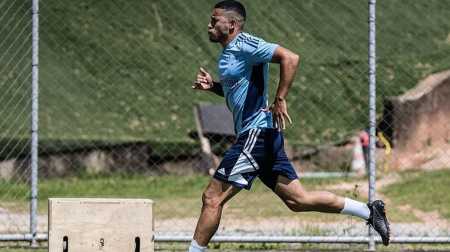 William, lateral do Cruzeiro, será o substituto de Wallisson neste sábado (4)