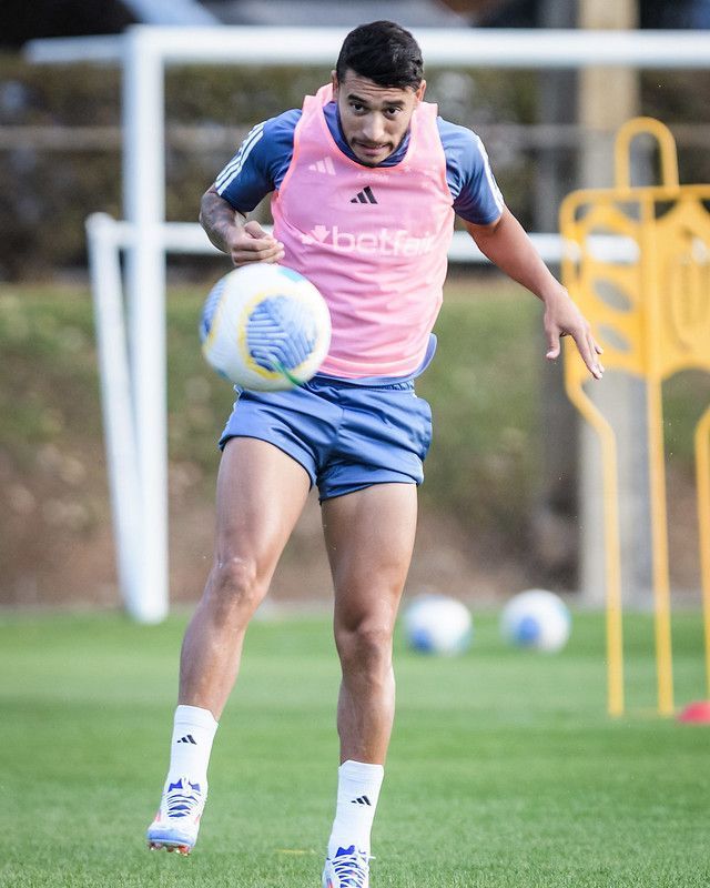 Joga contra o Atlético? William, do Cruzeiro, faz treino com bola na Toca