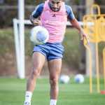 Joga contra o Atlético? William, do Cruzeiro, faz treino com bola na Toca