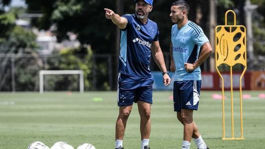 William, que fez trabalhos de fortalecimento muscular, é dúvida para o jogo contra o Villa