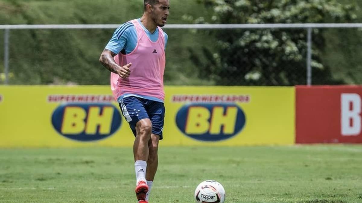 Se recuperando de lesão no joelho, William treina com bola no Cruzeiro