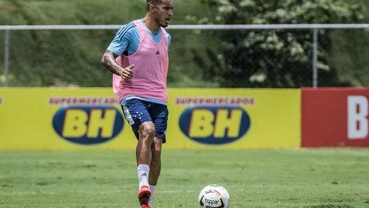 William treina com bola na Toca da Raposa