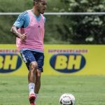 Se recuperando de lesão no joelho, William treina com bola no Cruzeiro