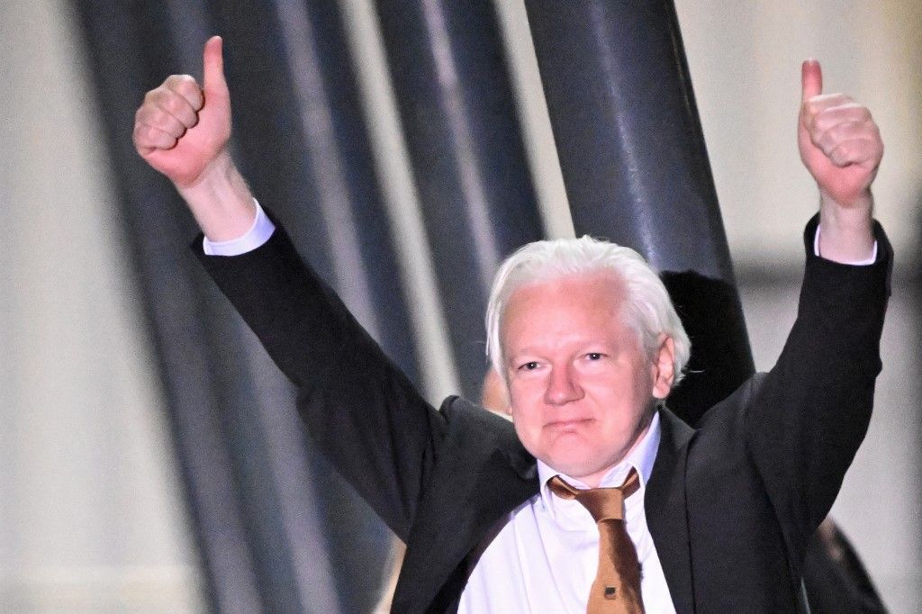 Jornalista brasileira revela como ajudou Julian Assange e o Wikileaks a divulgar documentos secretos dos EUA