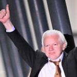 Jornalista brasileira revela como ajudou Julian Assange e o Wikileaks a divulgar documentos secretos dos EUA