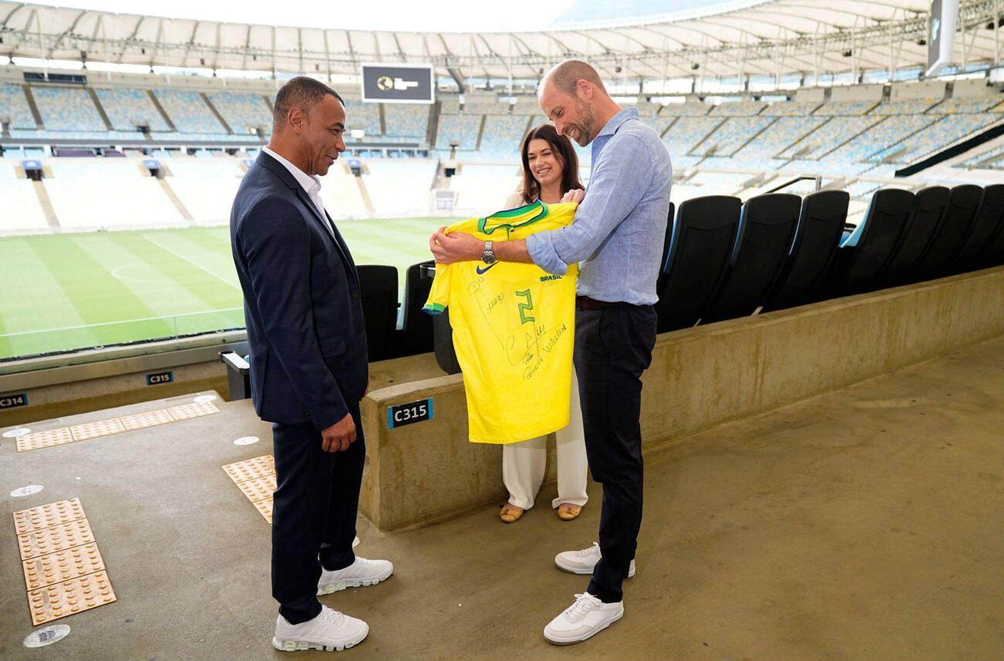 Príncipe William visita o Maracanã e recebe camisa da Seleção; veja fotos