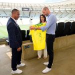 Príncipe William visita o Maracanã e recebe camisa da Seleção; veja fotos