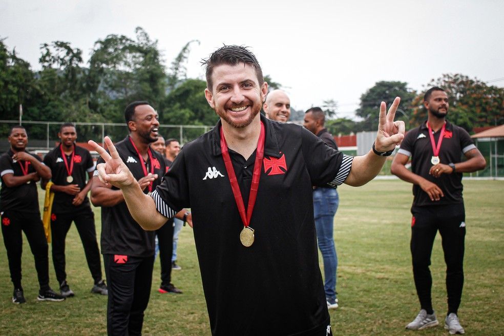 Vasco segue reformulação na base e demite William Batista do comando técnico