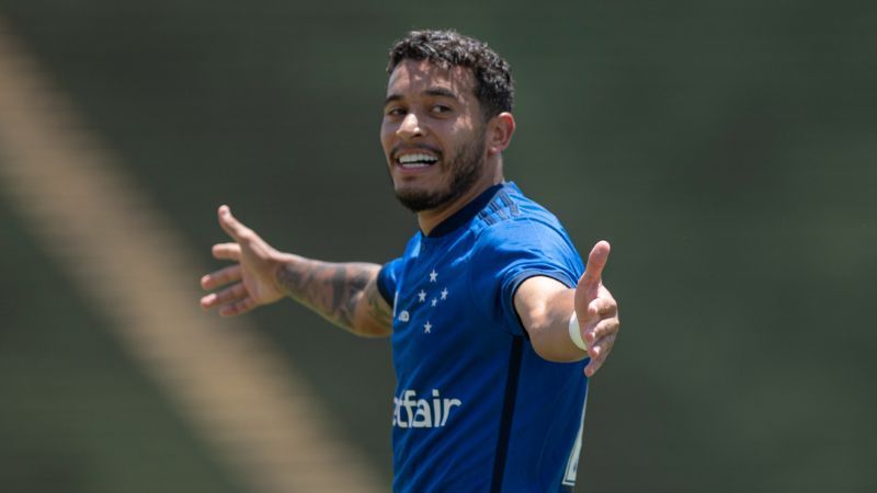 Lateral do Cruzeiro, William se aproxima de ano com mais assistências na carreira
