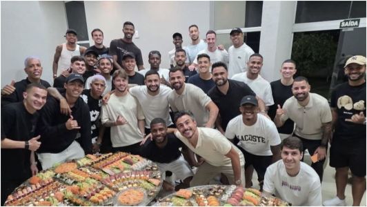 Willian Dubgod posa para foto ao lado de companheiros de América