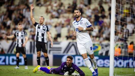 Willian José, do Bahia, marca gol sobre o Ceará pelo Campeonato Brasileiro