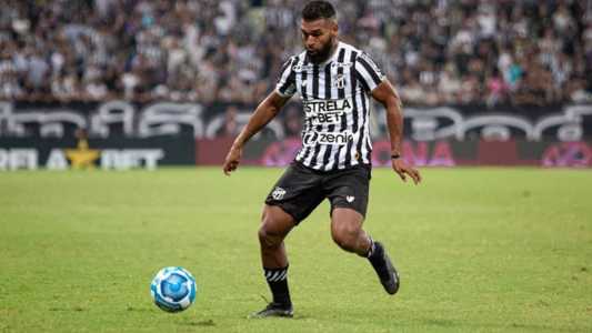 Willian Maranhão, volante do Ceará, em ação contrra a Chapecoense no Castelão