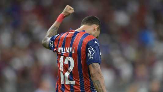 Willian José comemora um dos gols do Bahia sobre o RB Bragantino