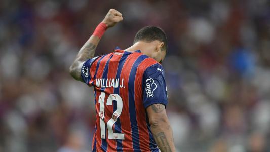 Willian José comemora um dos gols do Bahia sobre o RB Bragantino