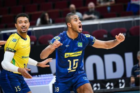 Lucarelli em ação na partida com a Tchéquia pelo Mundial Masculino de Vôlei