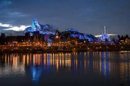 Visão da área temática World of Frozen durante a noite