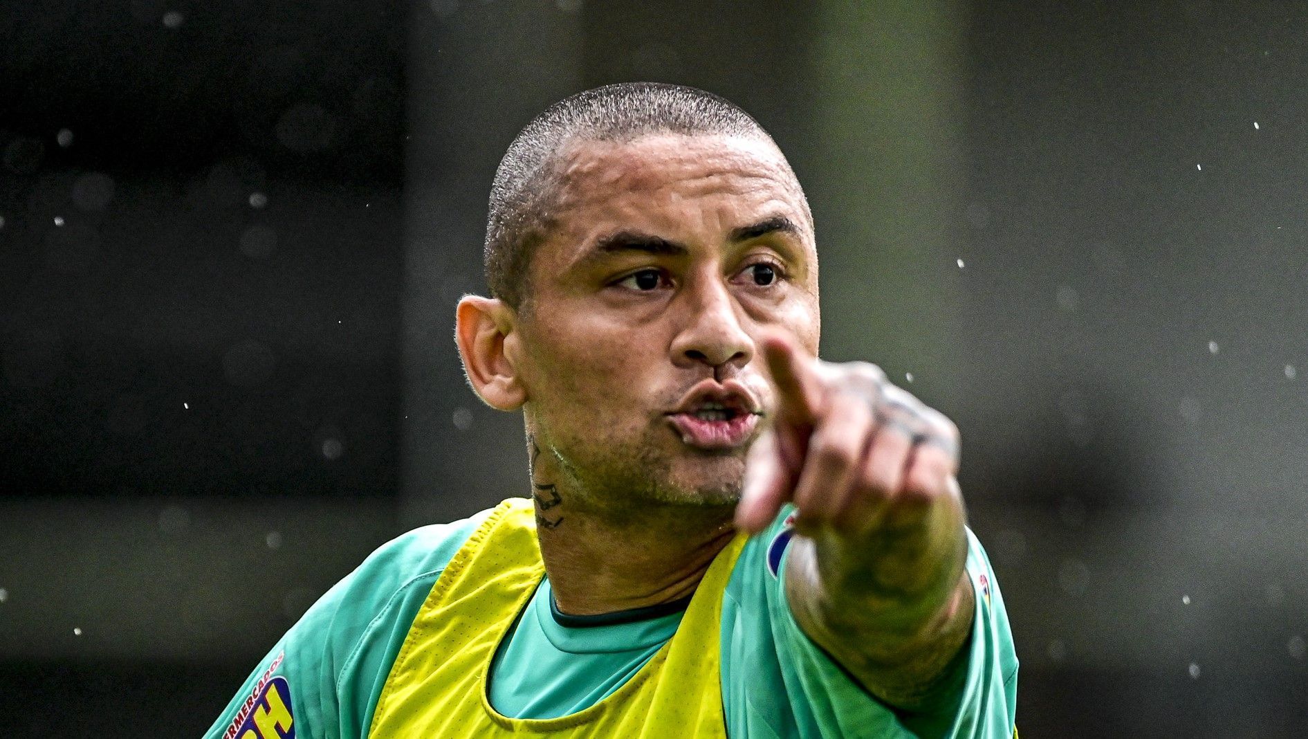 Ex-Cruzeiro relembra quando quase foi atingido por cinzeiro: 'Estourou no elevador'