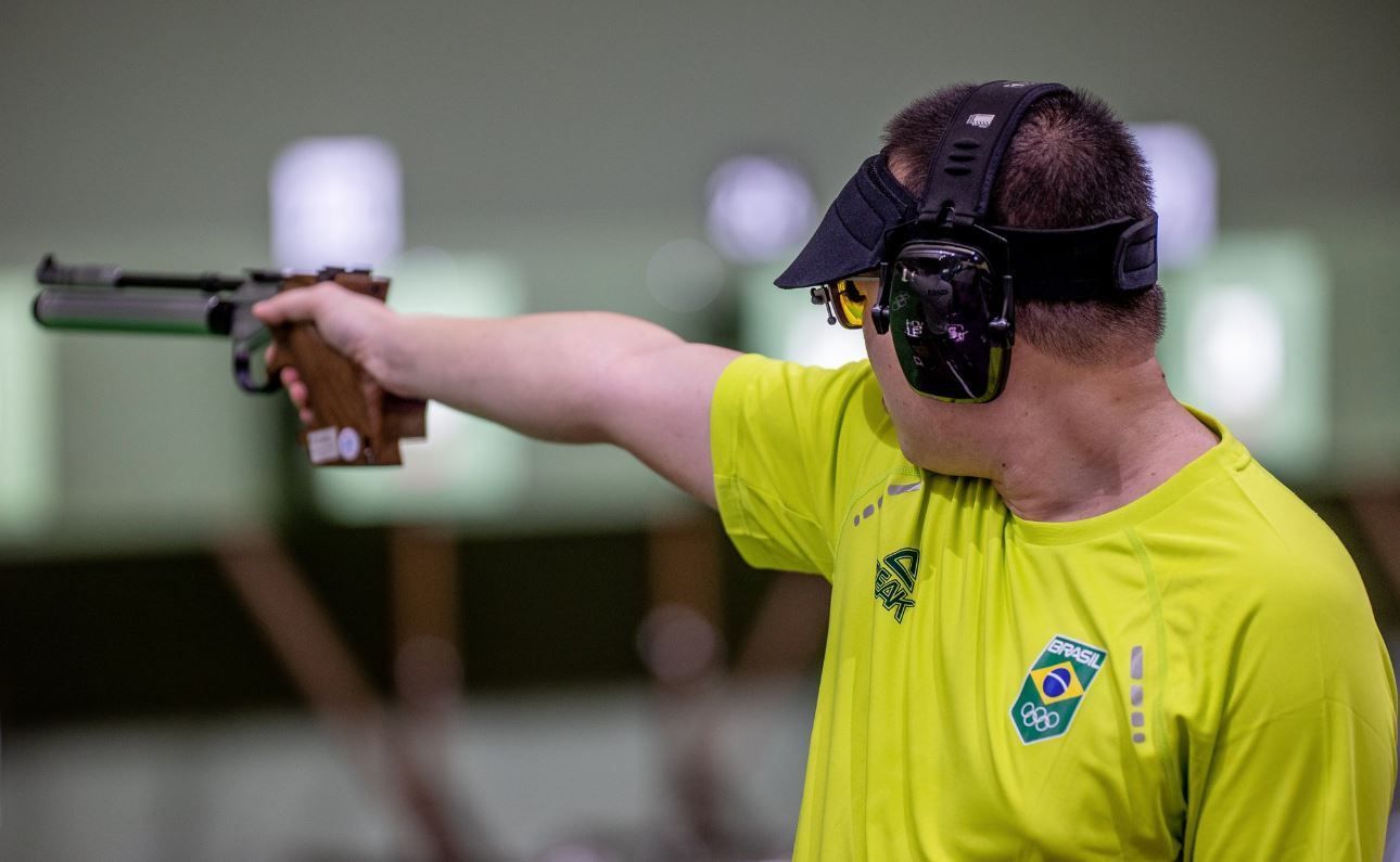 Paris 2024: Felipe Wu, do tiro esportivo, vai mal e se distancia de vaga olímpica