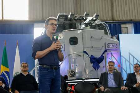 Governador Romeu Zema (Novo) acompanhou a entrega das locomotivas