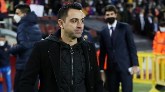 Xavi foi treinador e jogou ao lado de Daniel Alves no Barcelona