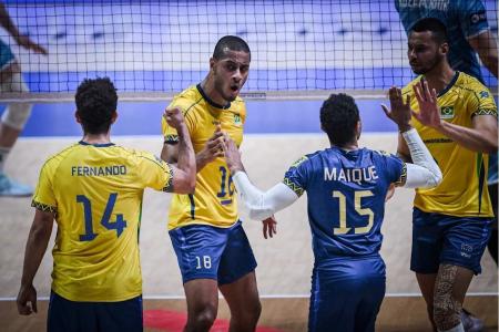 Seleção Brasileira Masculina de Vôlei durante partida com a Eslovênia pela VNL 2025