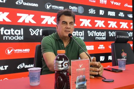 Fábio Mota durante coletiva de imprensa no Barradão